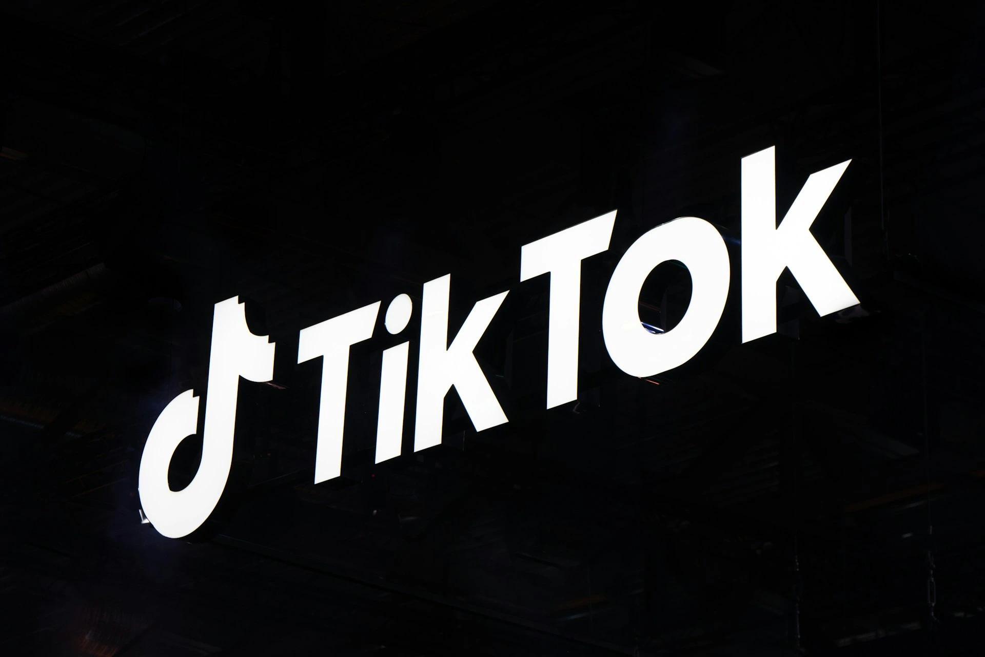 TikTok Ontslaat Honderden Werknemers bij Wijziging in AI Inhoudsmoderatie